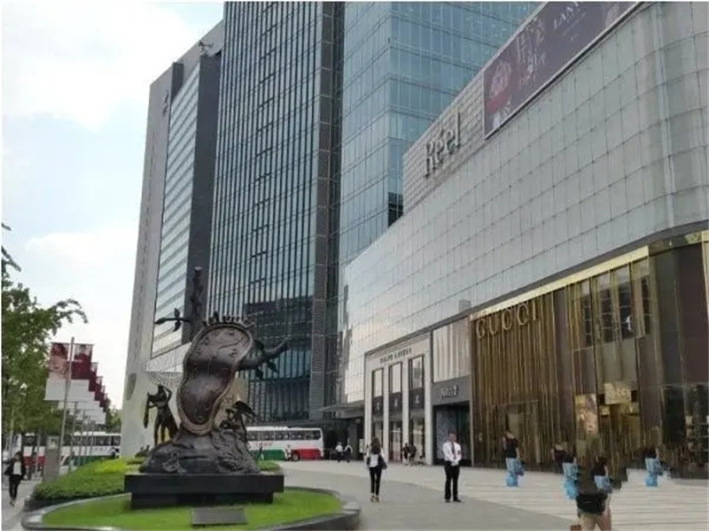 上海静安区越洋广场写字楼租售，是一个集写字楼、酒店和商铺的综合性楼盘