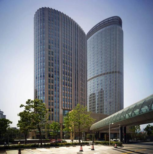 上海浦东新区由由国际广场写字楼租售，地处陆家嘴金融贸易区南翼、生活设施完备。