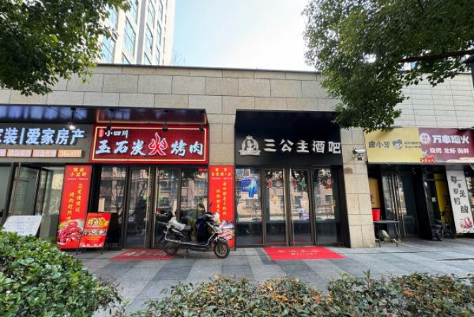 上海市松江旺铺租售转让，处于商业核心位置，户型方正，利用率高，前后有窗