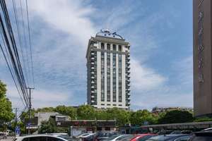 上海市杨浦区汇新海商务大厦公寓出售，地处于商业步行街附近，集特色美食、休闲娱乐、金融服务于一身的商业综合体。