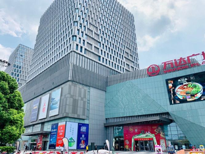 上海市宝山万达广场一楼火锅店转让，交通便利、周边人口密集，消费需求量大