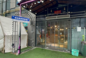上海市浦东曹路宝龙广场烧烤店转让，采光好，有固定客源，证照齐全，超宽展示面