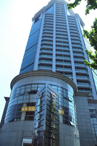 上海市黄浦区淮海中华大厦公寓出售，三轨交汇地铁1/8/10号线，生活配套设施齐全
