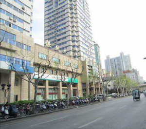 上海长宁区银统大厦写字楼租售，离地铁轻轨均步行8分钟可到，交通方便